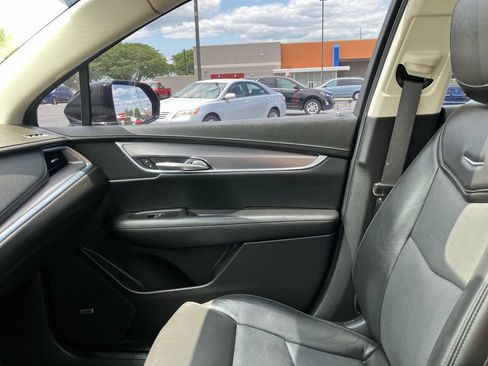 Used 2018 Cadillac XT5 Luxury w/ Driver Awareness Package AWD/4WD image 17