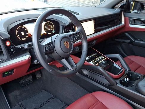 Certified 2025 Porsche Cayenne image 4