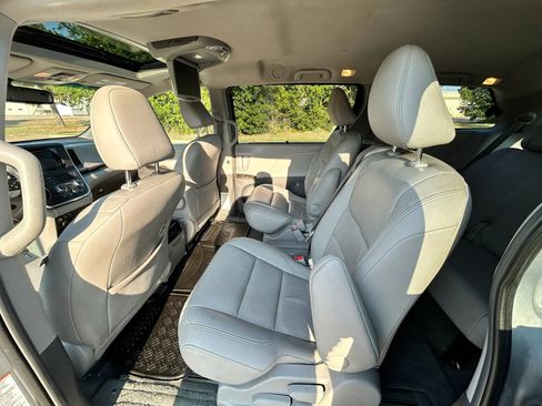 Used 2015 Toyota Sienna XLE w/ XLE Navigation Package FWD image 12