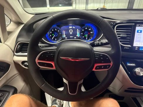 Used 2024 Chrysler Pacifica Touring-L FWD image 11