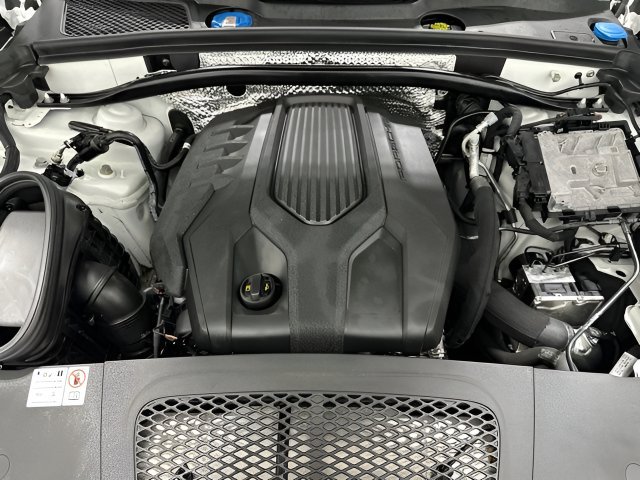 Used 2024 Porsche Macan AWD/4WD image 9