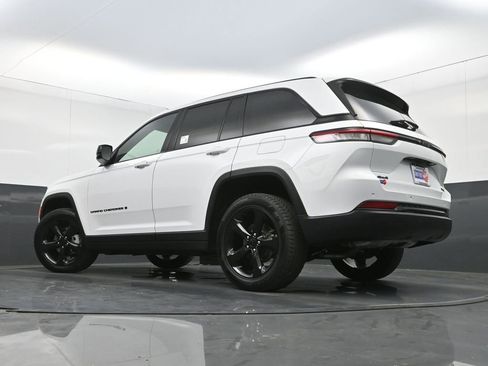 Used 2023 Jeep Grand Cherokee Limited w/ Black Appearance Package AWD/4WD image 35