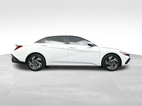 Used 2025 Hyundai Elantra SEL FWD image 38