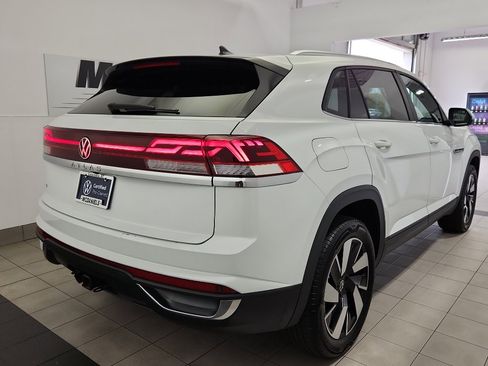 Certified 2025 Volkswagen Atlas Cross Sport SE image 4