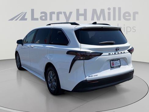 Used 2025 Toyota Sienna LE w/ LE Plus Package AWD/4WD image 3