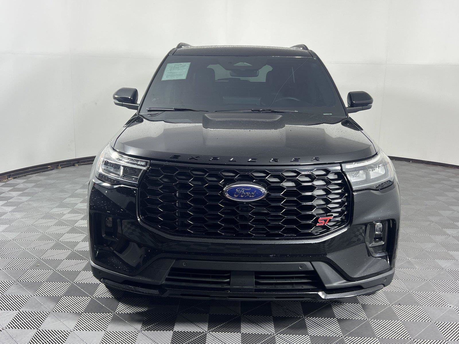Used 2025 Ford Explorer ST AWD/4WD image 2