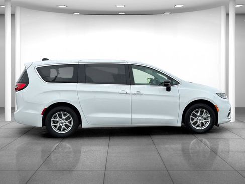 Used 2024 Chrysler Pacifica Touring-L image 8