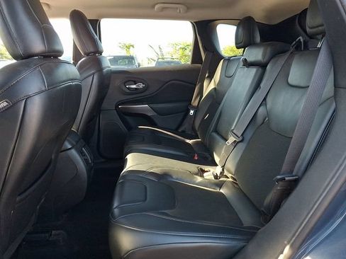 Used 2019 Jeep Cherokee Latitude Plus AWD/4WD image 19