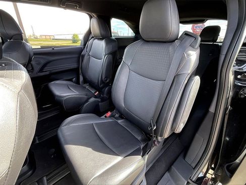 Used 2024 Toyota Sienna XSE image 31