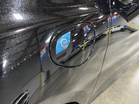 Used 2024 Chrysler Pacifica Select image 9