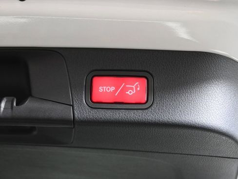 Used 2025 Mercedes-Benz GLB 250 4MATIC image 34