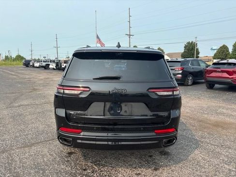 Used 2023 Jeep Grand Cherokee L Summit w/ Advanced Protech Group IV AWD/4WD image 9