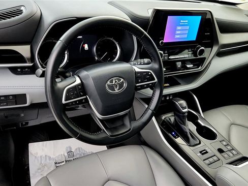 Used 2023 Toyota Highlander XLE image 18