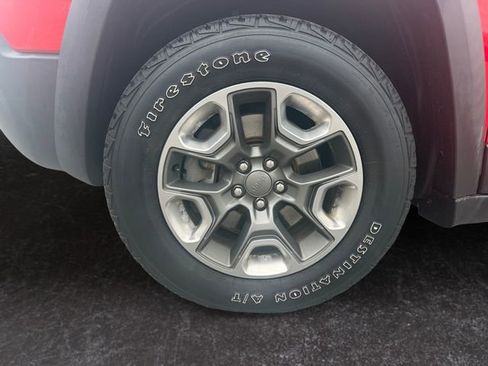 Used 2019 Jeep Cherokee Trailhawk image 14