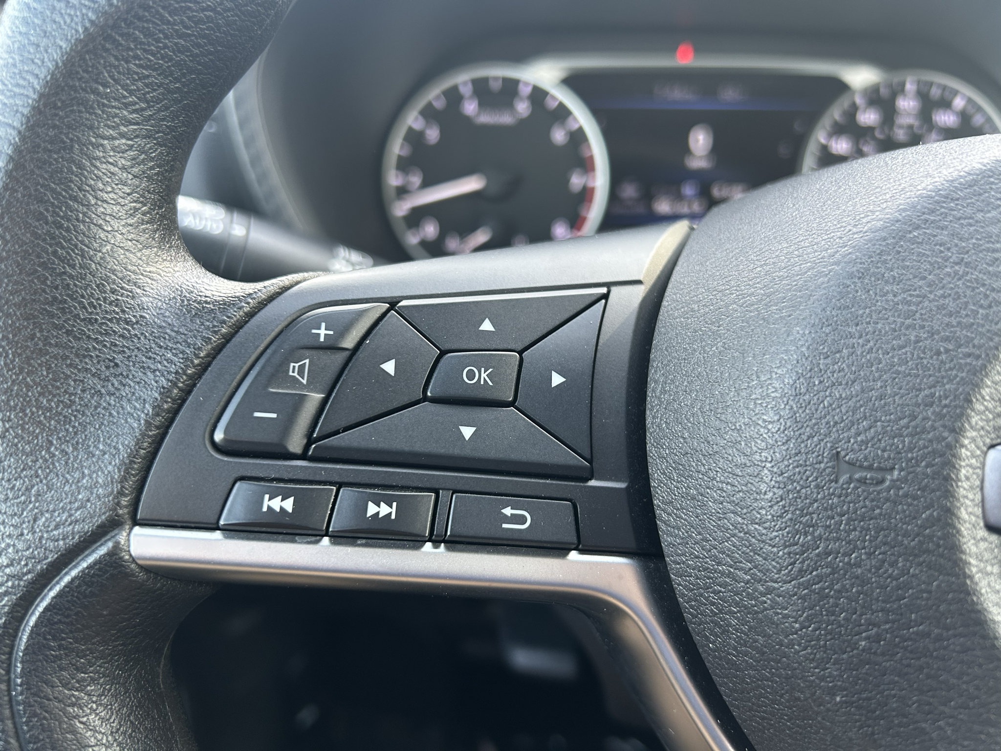 Used 2024 Nissan Sentra SV FWD image 17