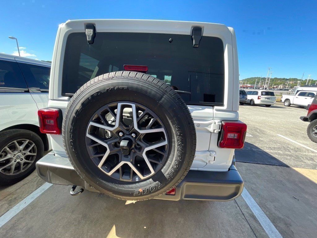 Used 2025 Jeep Wrangler Unlimited Sahara AWD/4WD image 12