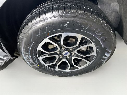 Used 2024 Ford Expedition XLT image 11