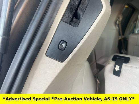 Used 2015 Chrysler Town & Country Touring image 30