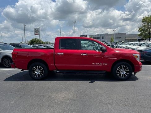 Used 2020 Nissan Titan SV w/ SV Convenience Package RWD image 2