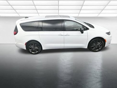 New 2026 Chrysler Pacifica Select image 17