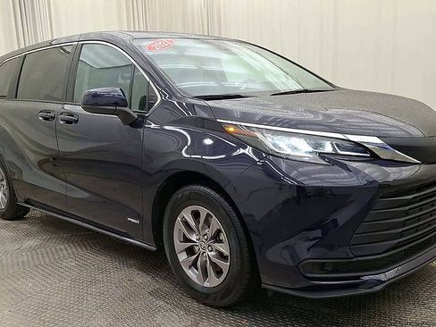 Used 2021 Toyota Sienna LE image 5