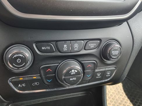 Used 2022 Jeep Cherokee Trailhawk w/ Premium Leather Package AWD/4WD image 15