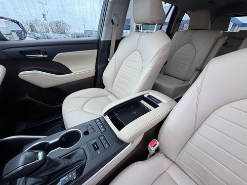 Used 2022 Toyota Highlander XLE image 22