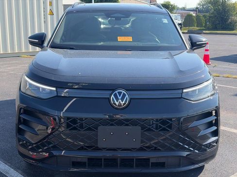 Certified 2025 Volkswagen Tiguan SE R-Line AWD/4WD image 2