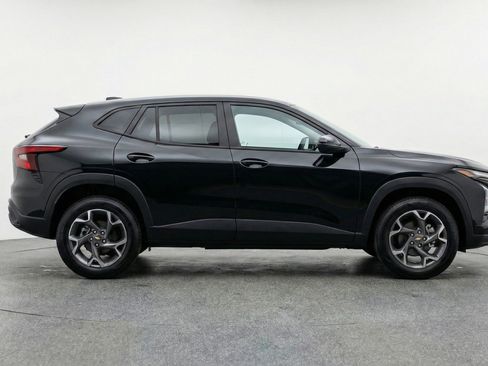Used 2025 Chevrolet Trax LT FWD image 11