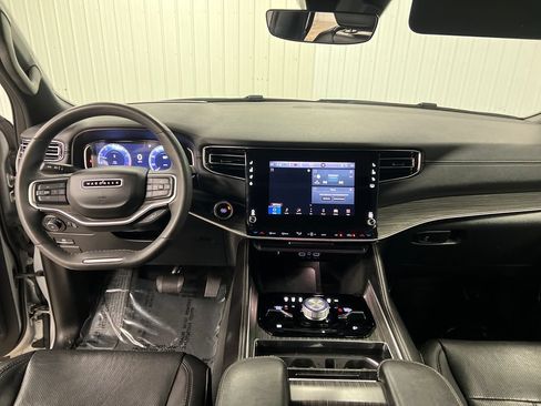 Used 2023 Jeep Wagoneer L Series III w/ Premium Group I AWD/4WD image 19