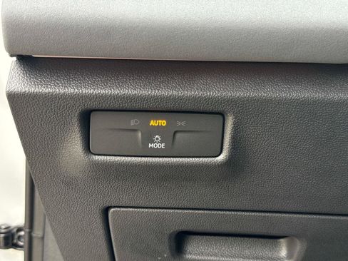 New 2025 Volkswagen Tiguan SE image 29