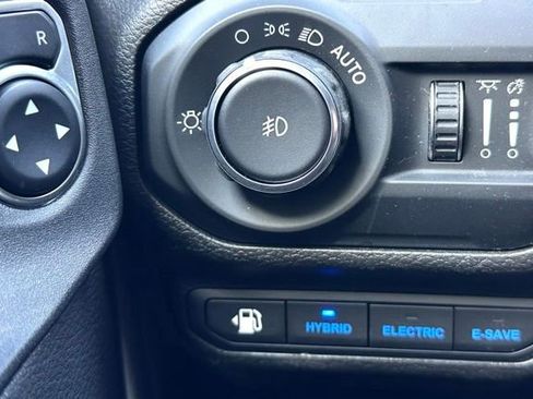 Used 2022 Jeep Wrangler Unlimited Sahara w/ Cold Weather Group AWD/4WD image 18