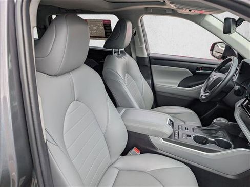 Certified 2021 Toyota Highlander XLE image 17
