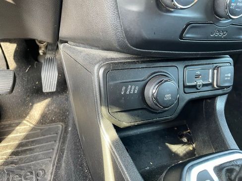 Used 2018 Jeep Renegade Sport w/ Power & Air Group image 9