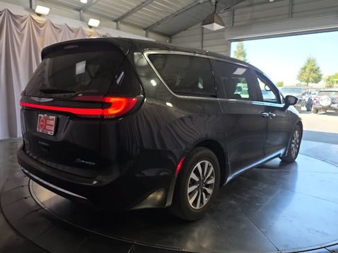 Used 2023 Chrysler Pacifica Touring-L FWD image 3