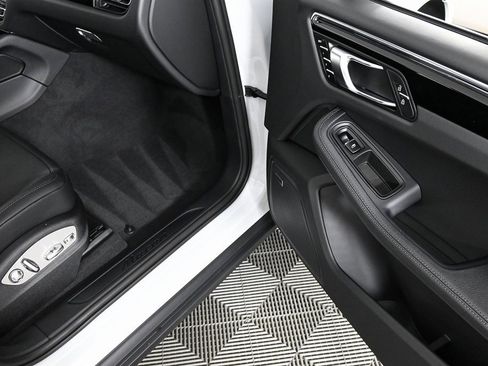 Certified 2025 Porsche Macan AWD image 25