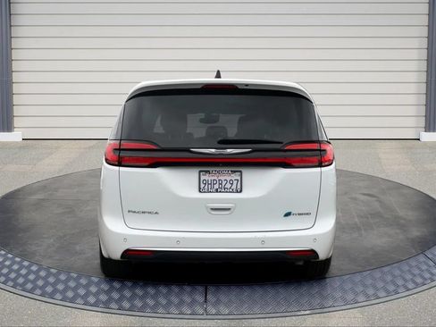 Used 2023 Chrysler Pacifica Touring-L FWD image 6