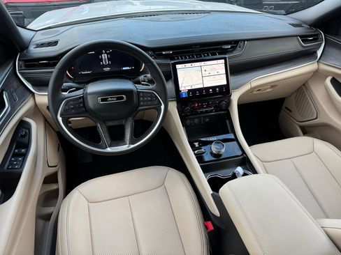 Used 2024 Jeep Grand Cherokee Limited w/ Luxury Tech Group II image 11