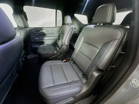 Used 2025 Chevrolet Traverse LT FWD image 28