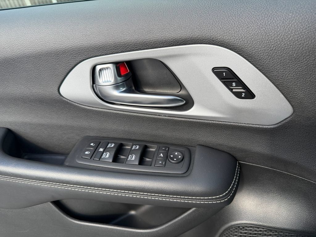 Used 2025 Chrysler Pacifica Limited FWD image 11