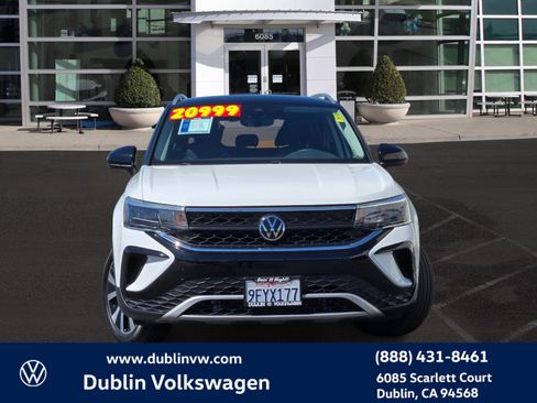 Certified 2023 Volkswagen Taos SE FWD image 2