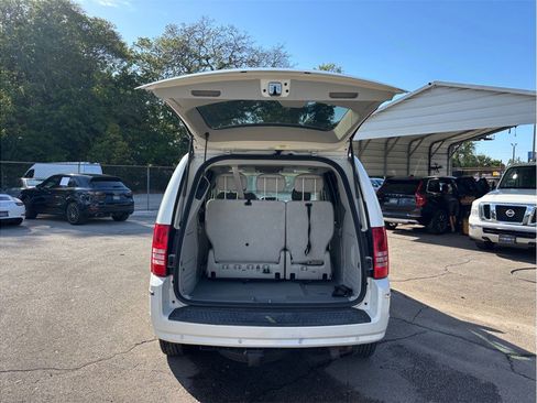 Used 2010 Chrysler Town & Country Limited FWD image 43
