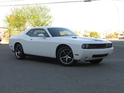 Used 2010 Dodge Challenger SE image 1