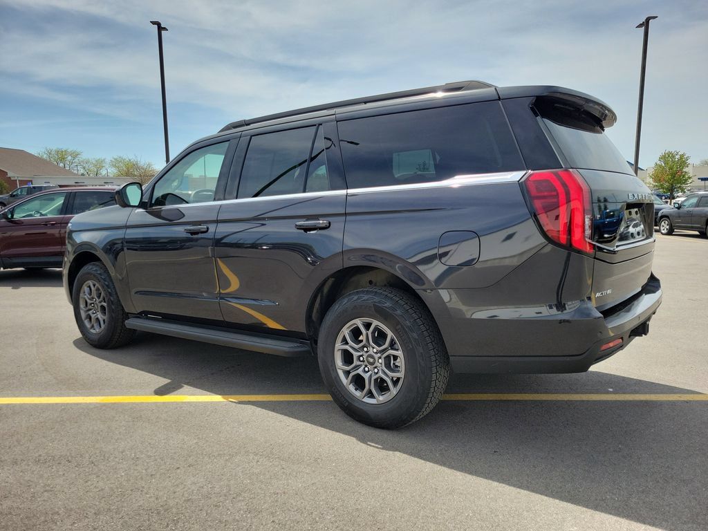 Used 2025 Ford Expedition Active RWD image 3