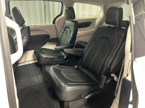 Used 2024 Chrysler Pacifica Touring-L FWD image 23