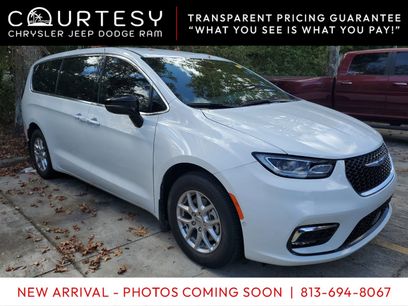 Used 2025 Chrysler Pacifica Select