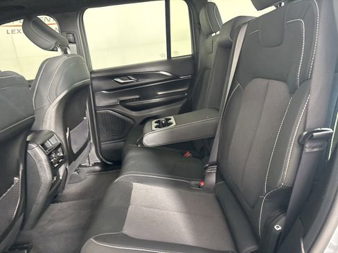 Used 2025 Jeep Grand Cherokee Laredo X RWD image 21