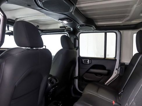 Used 2018 Jeep Wrangler Unlimited Sahara w/ LED Lighting Group AWD/4WD image 15