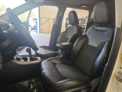 Used 2019 Jeep Compass Latitude w/ Cold Weather Group AWD/4WD image 14