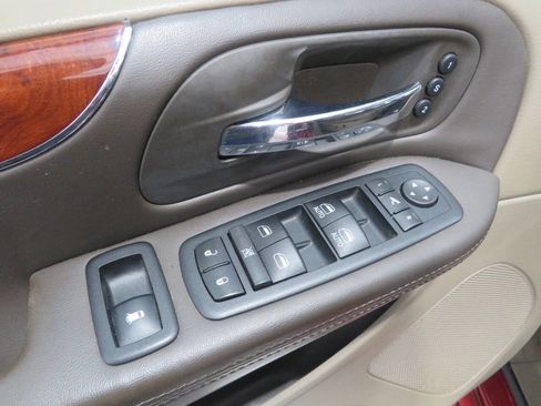 Used 2013 Chrysler Town & Country Limited w/ Luxury Group image 27